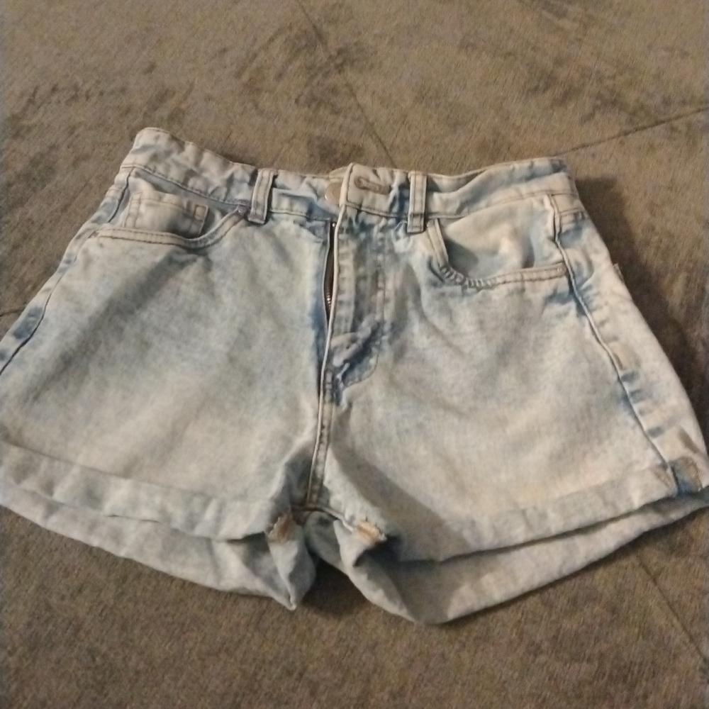 Refuge Denim size 5 has five pockets rolled up on the leg very cute.